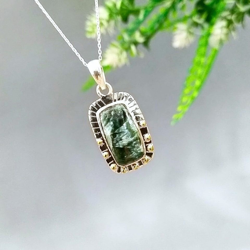 Halskette mit Seraphinit-Stein und besonderem Design