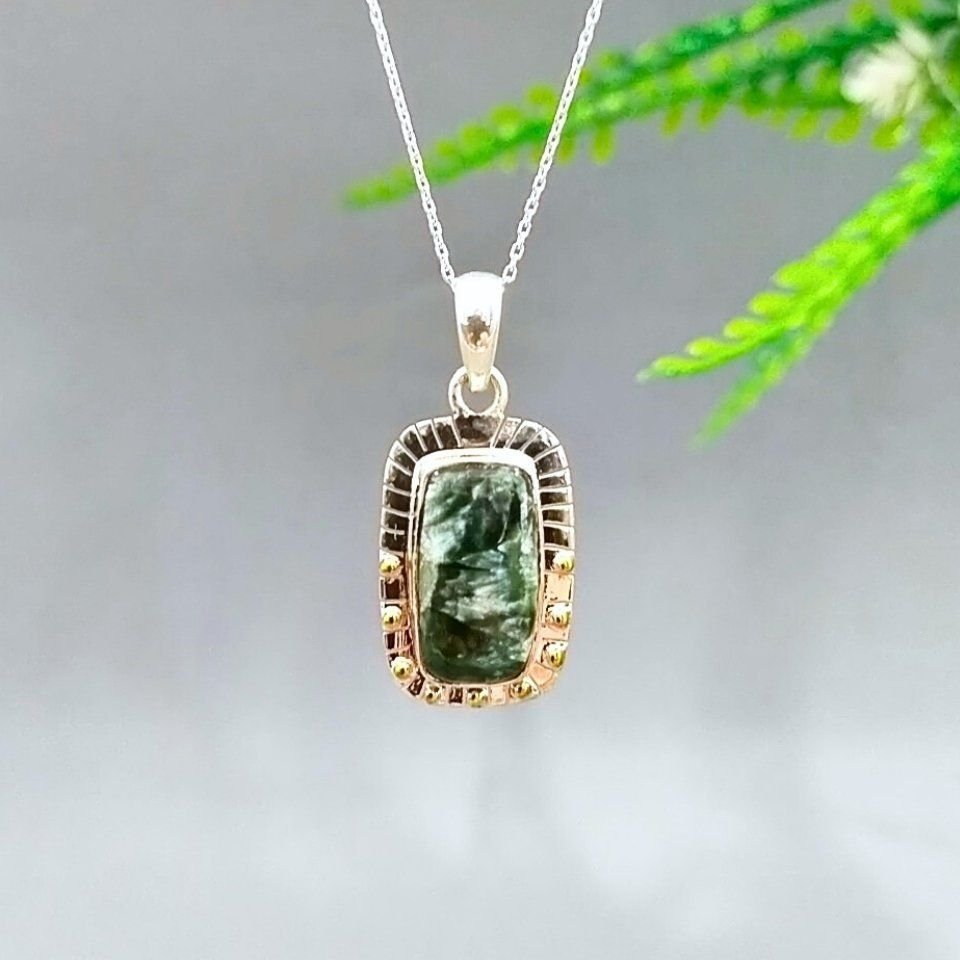 Halskette mit Seraphinit-Stein und besonderem Design