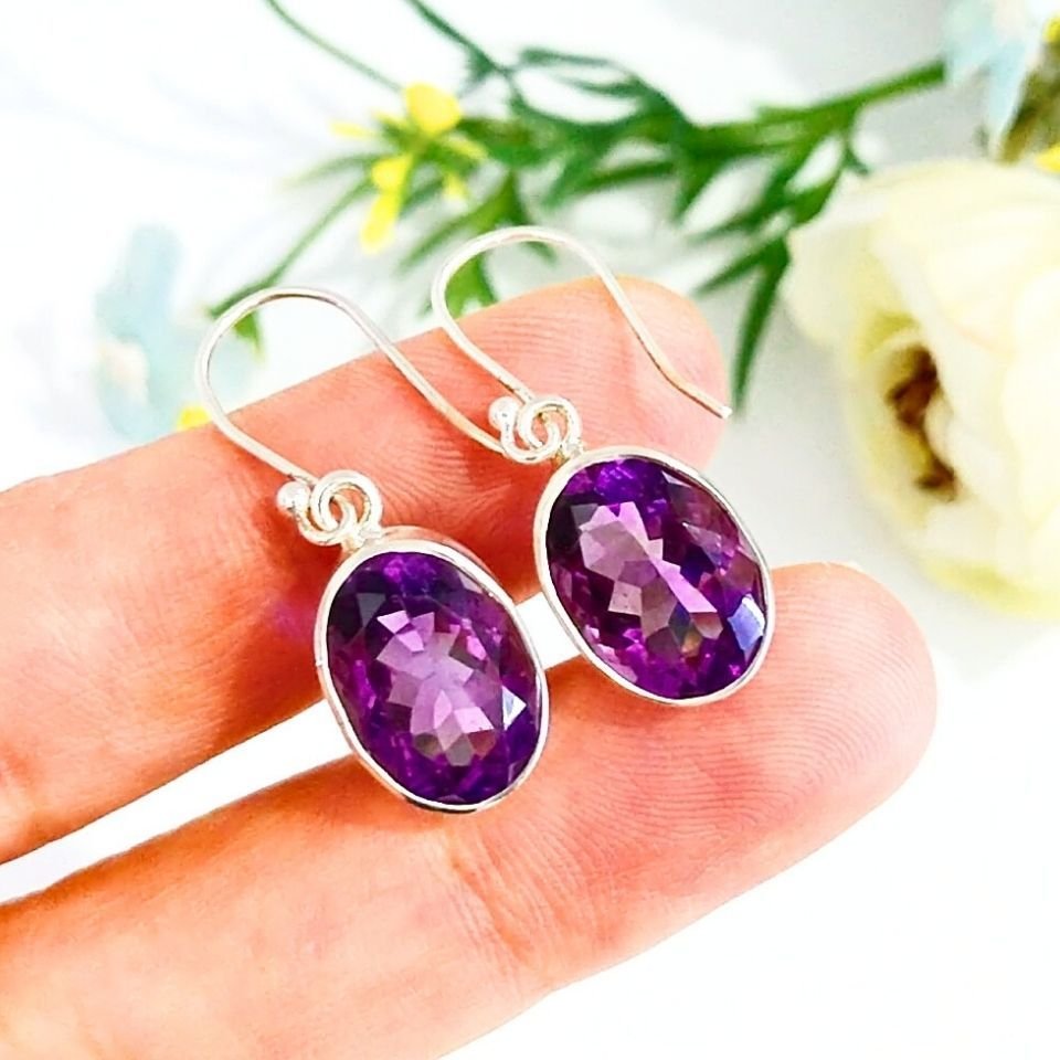 Amethyststein-Ohrringe mit besonderem Design
