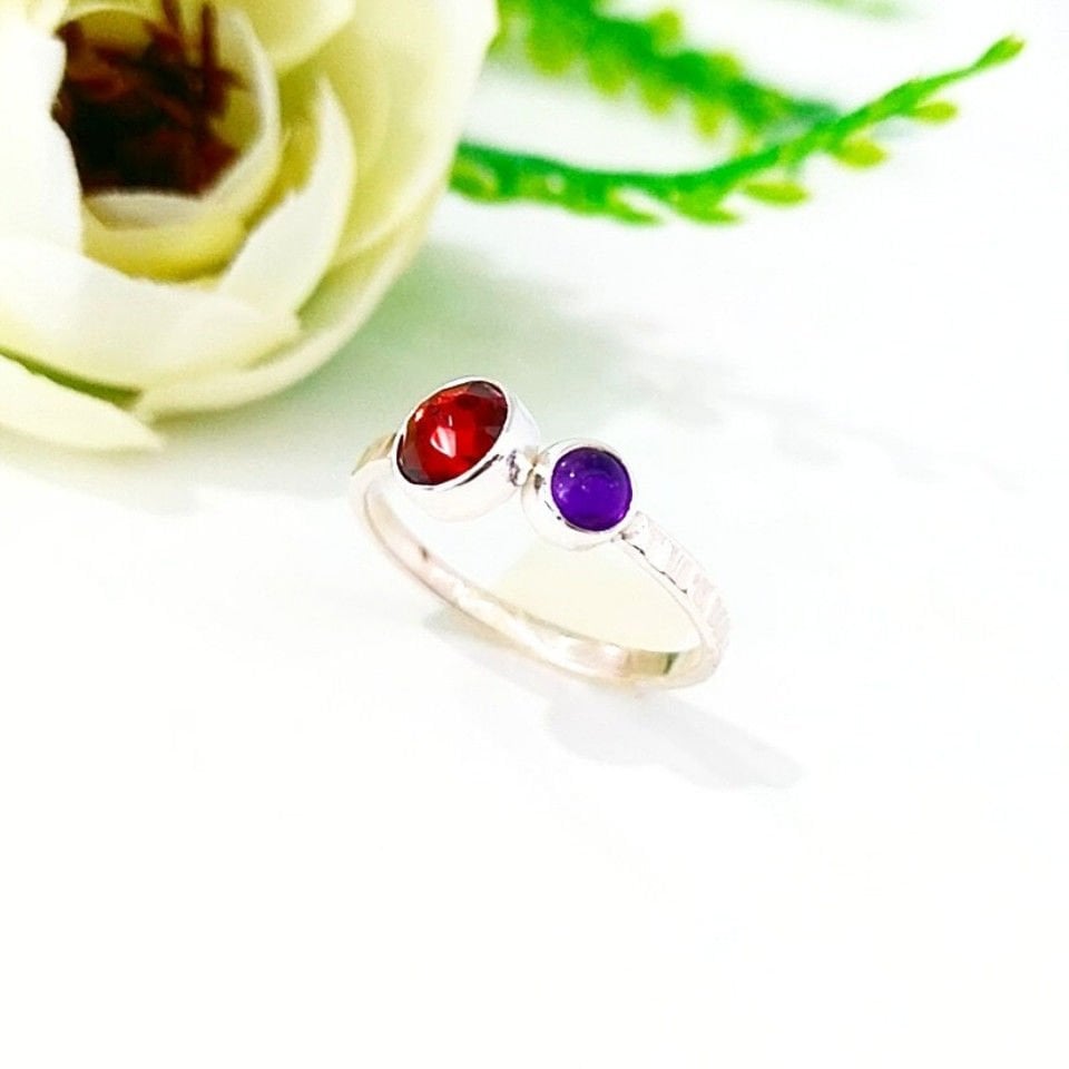 Granat- und Amethyst-Natursteinring