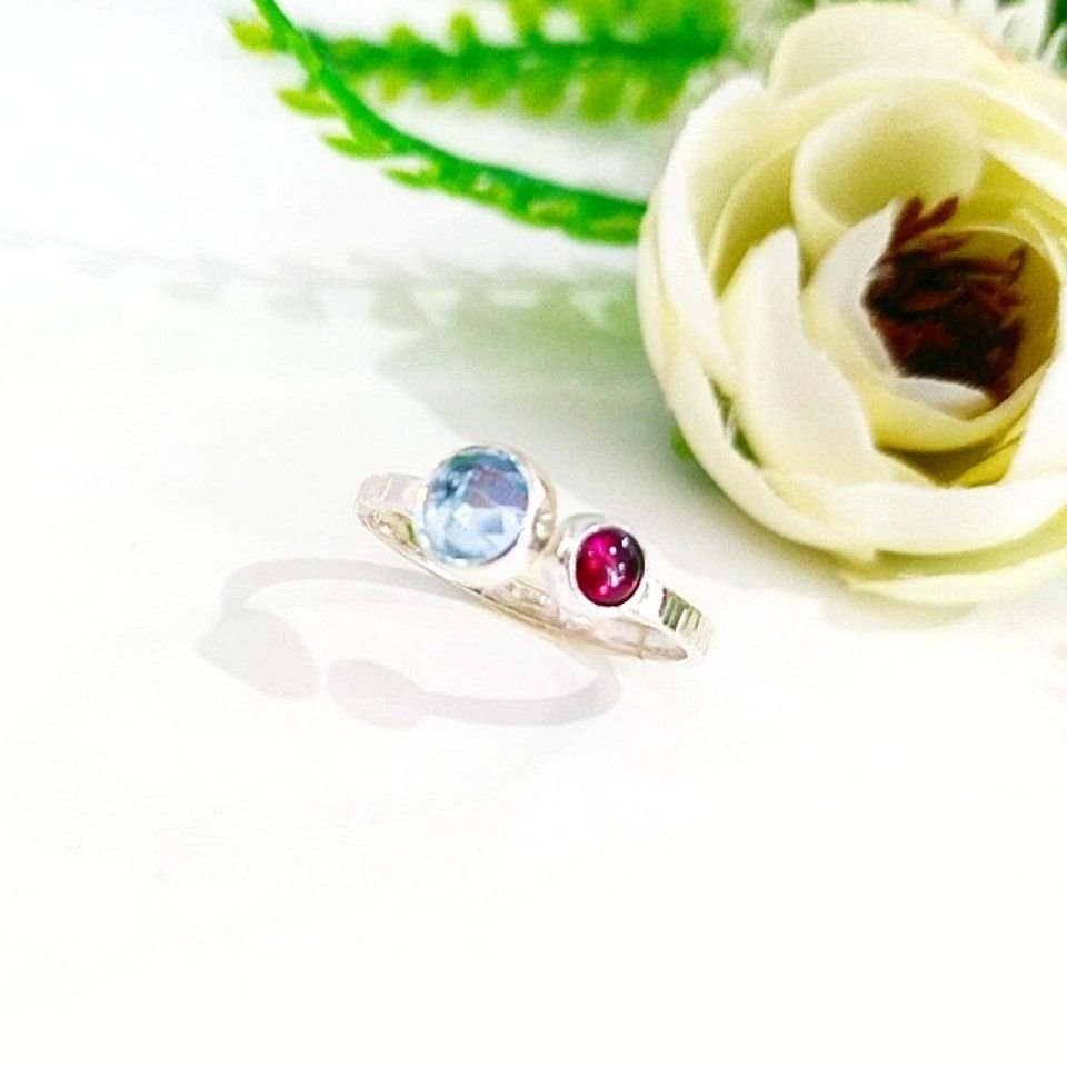 Ring aus Naturstein mit blauem Topas und Granat