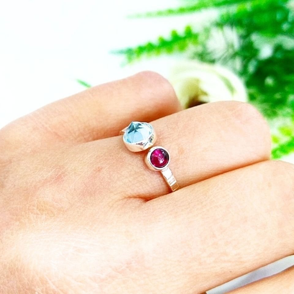 Ring aus Naturstein mit blauem Topas und Granat