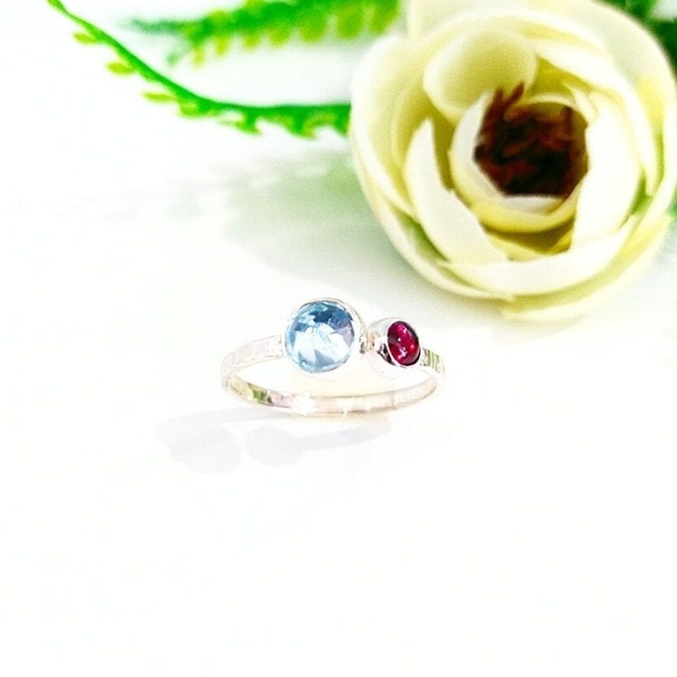 Ring aus Naturstein mit blauem Topas und Granat