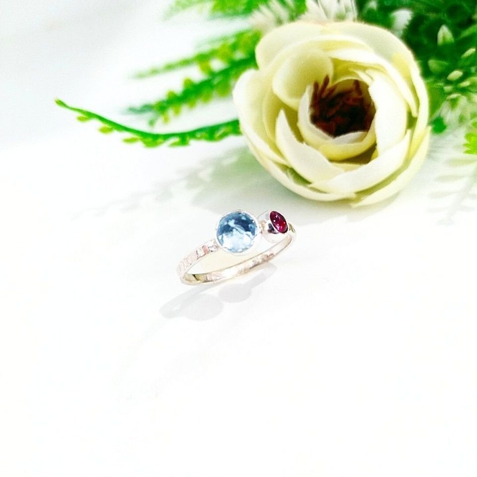 Ring aus Naturstein mit blauem Topas und Granat
