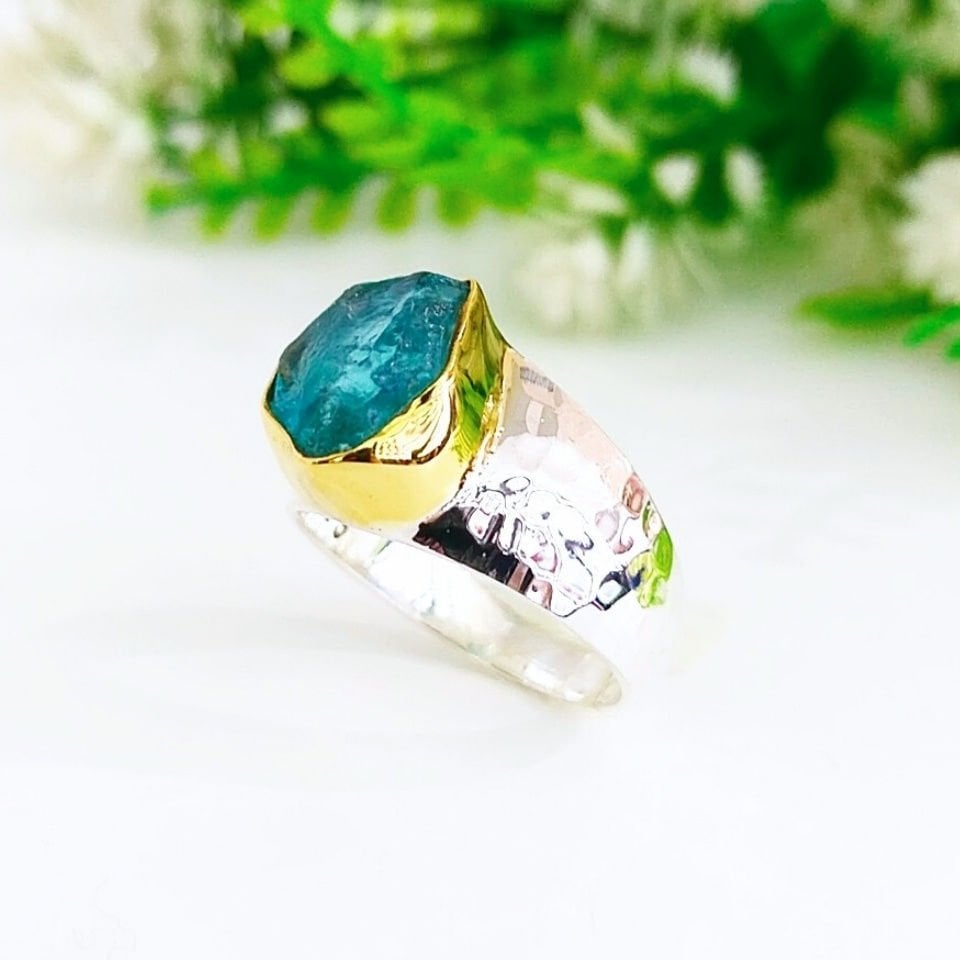 Ring mit Apatitstein und besonderem Design