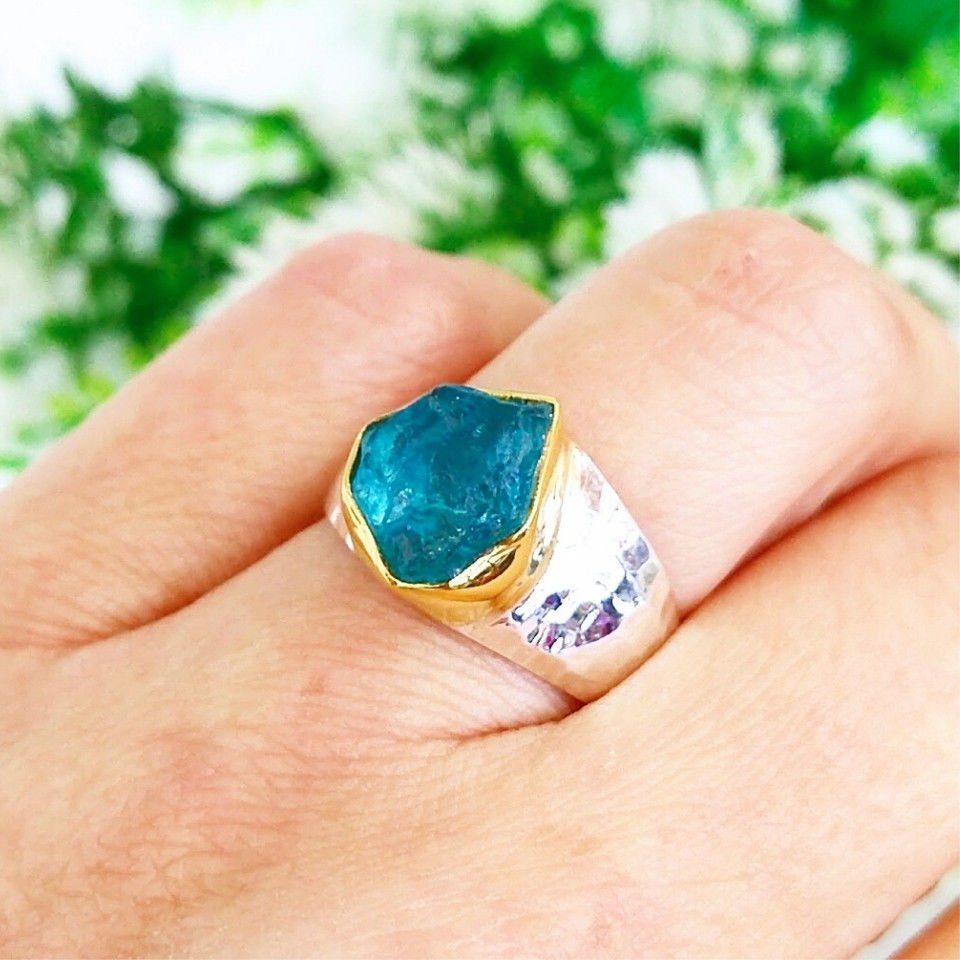 Ring mit Apatitstein und besonderem Design