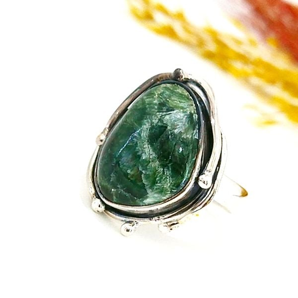 Serafinit Natursteinring mit besonderem Design