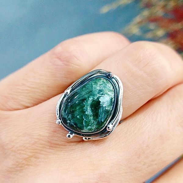 Serafinit Natursteinring mit besonderem Design