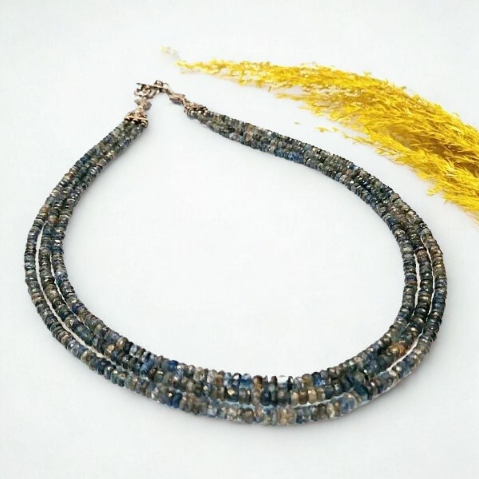 Halskette aus Naturstein mit Saphir, 272 ct