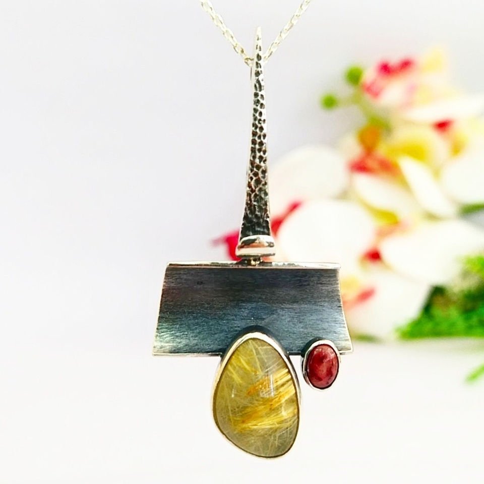 Gold-Beryll- und Rubin-Halskette mit besonderem Design