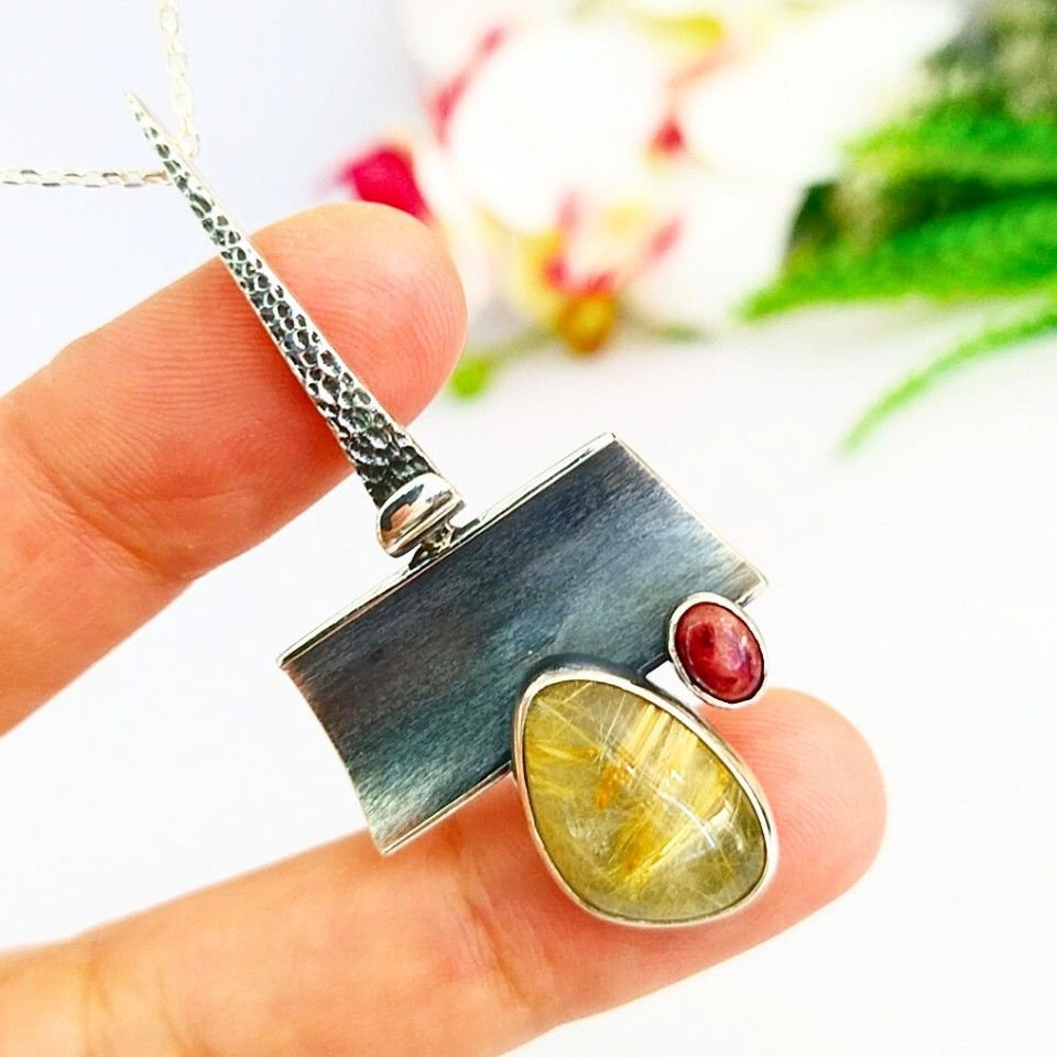 Gold-Beryll- und Rubin-Halskette mit besonderem Design