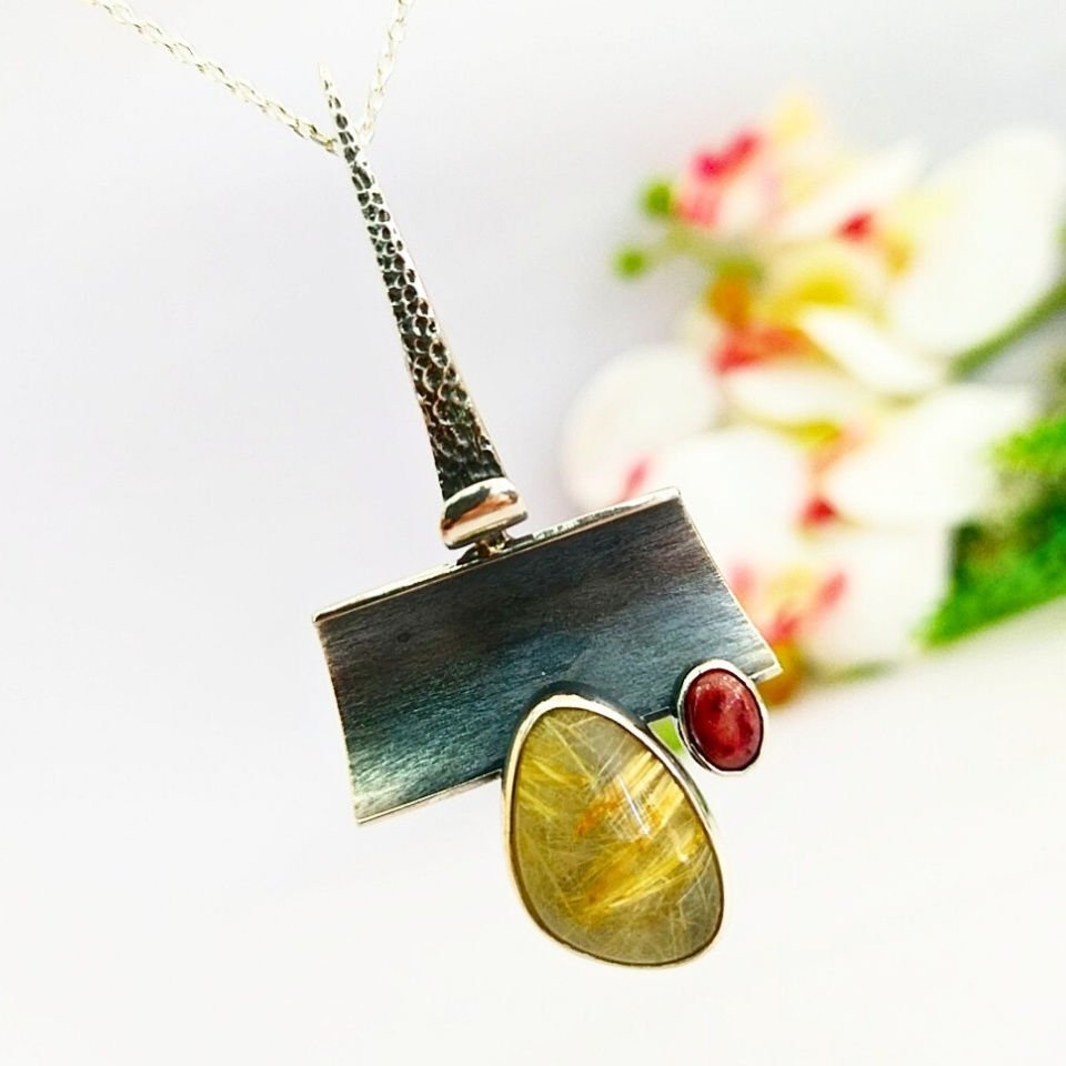 Gold-Beryll- und Rubin-Halskette mit besonderem Design
