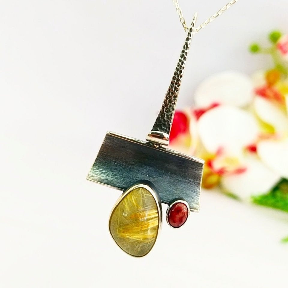 Gold-Beryll- und Rubin-Halskette mit besonderem Design