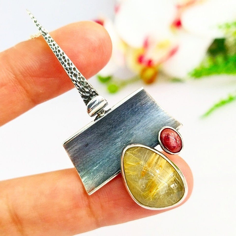 Gold-Beryll- und Rubin-Halskette mit besonderem Design