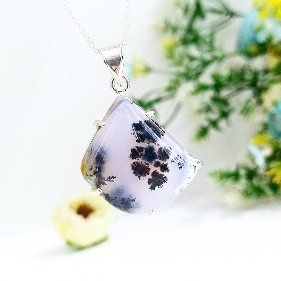 Halskette mit Merlinit-Stein und besonderem Design