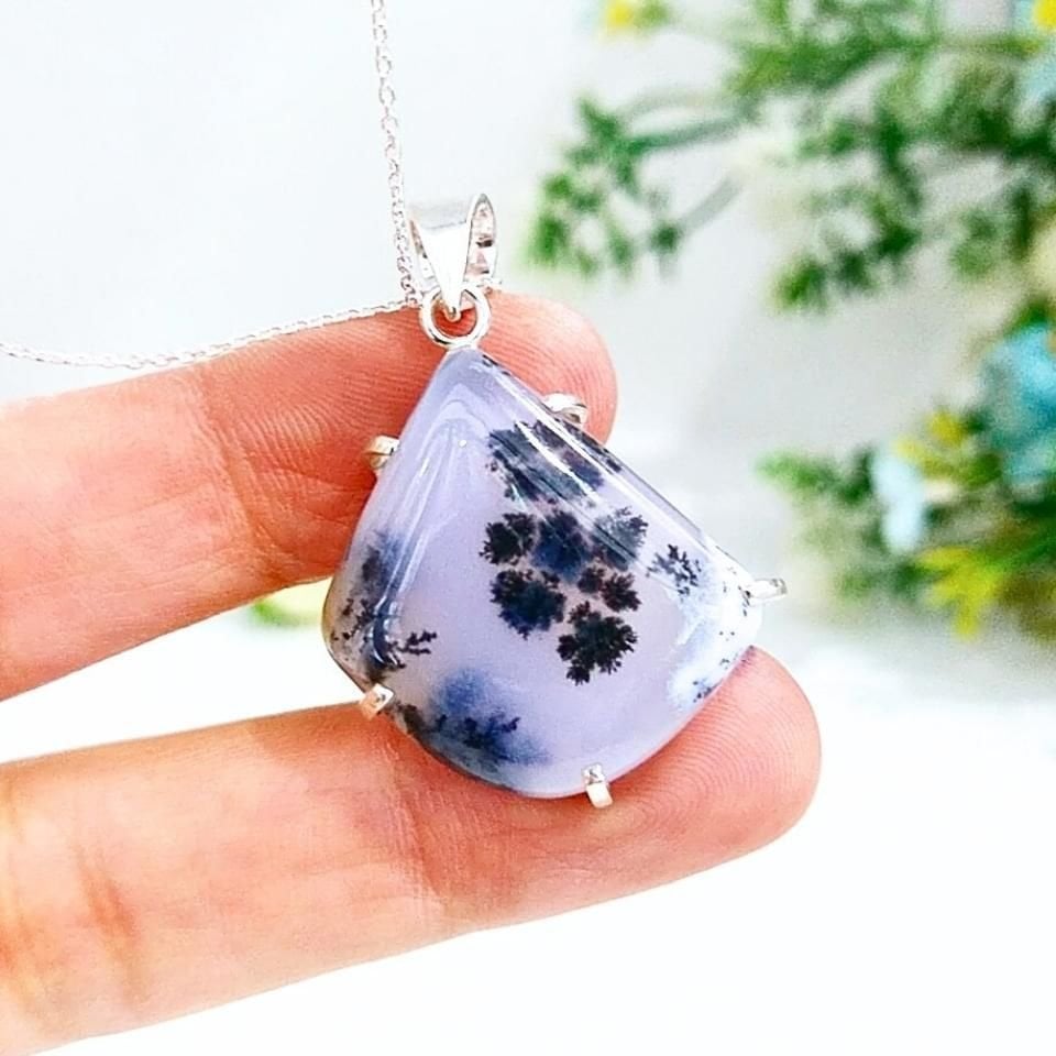 Halskette mit Merlinit-Stein und besonderem Design