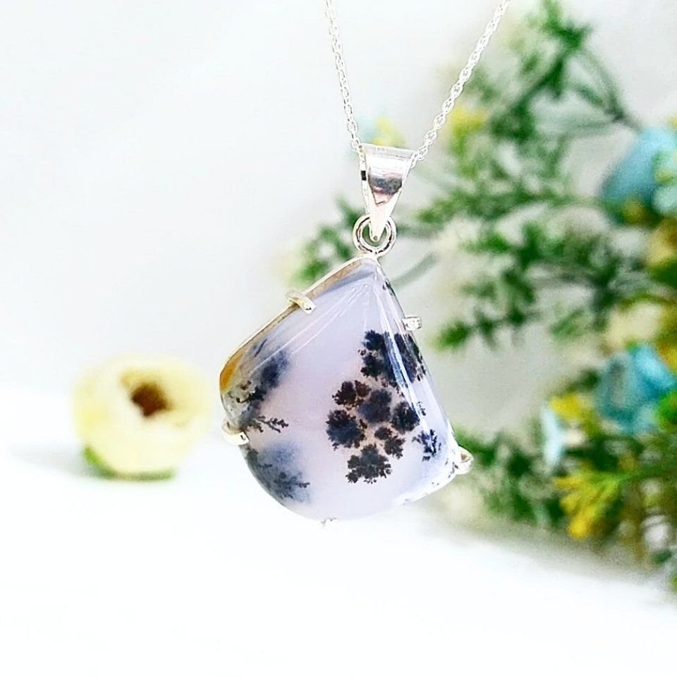 Halskette mit Merlinit-Stein und besonderem Design