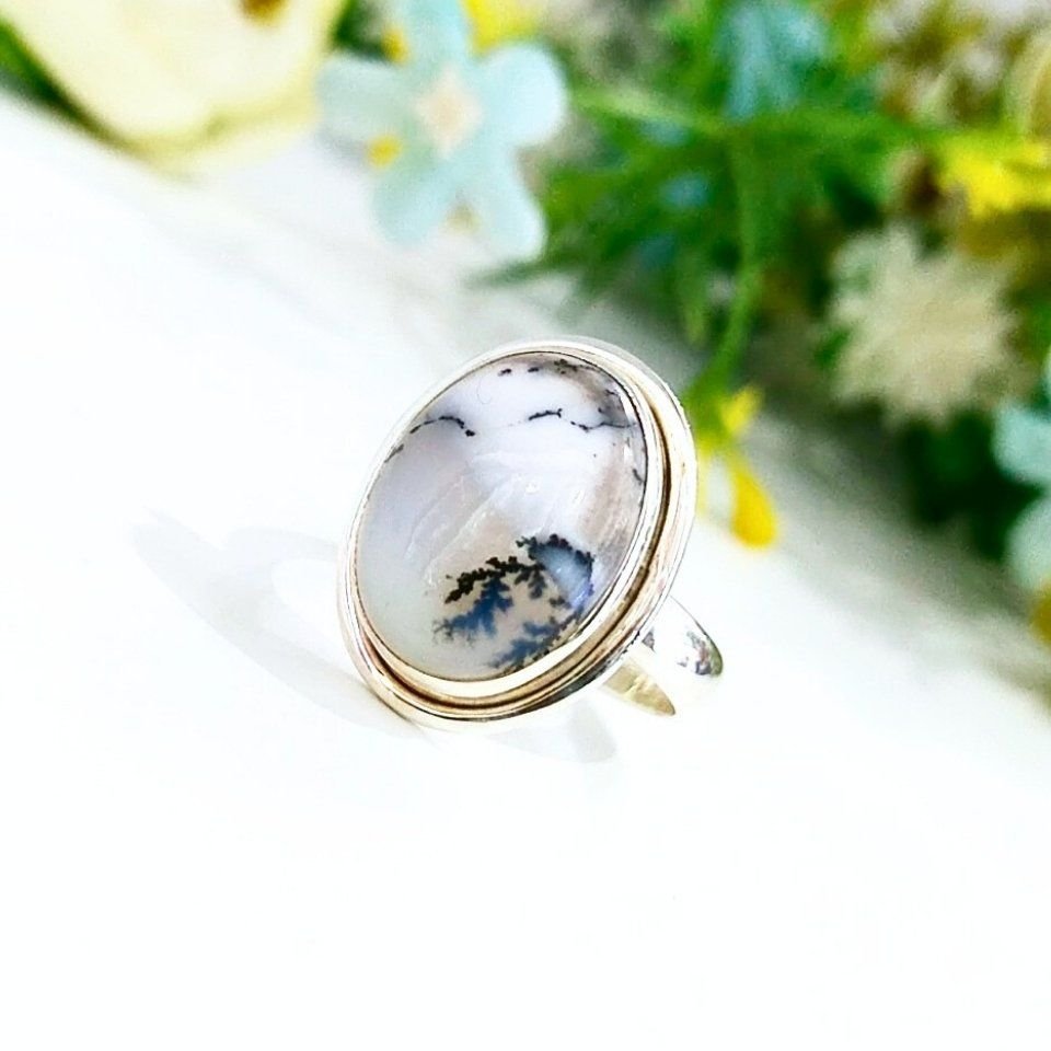 Ring mit Merlinit-Stein und besonderem Design