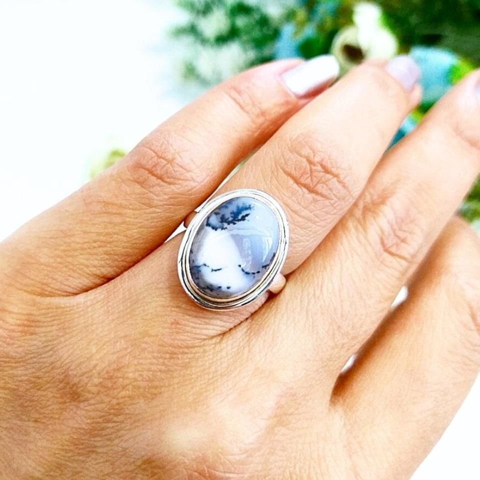 Ring mit Merlinit-Stein und besonderem Design