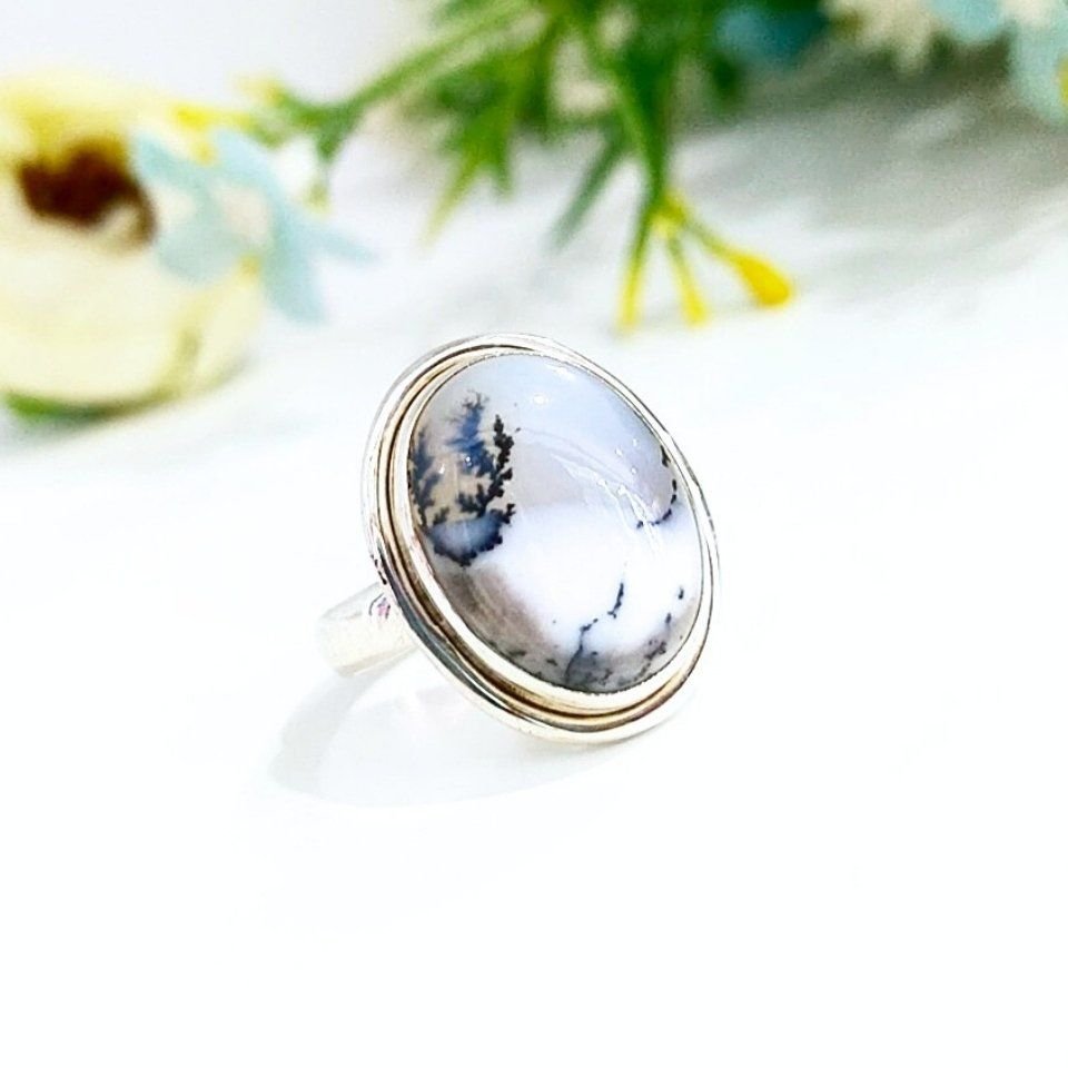 Ring mit Merlinit-Stein und besonderem Design