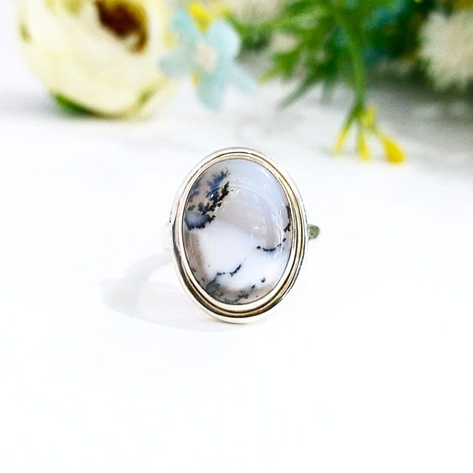 Ring mit Merlinit-Stein und besonderem Design