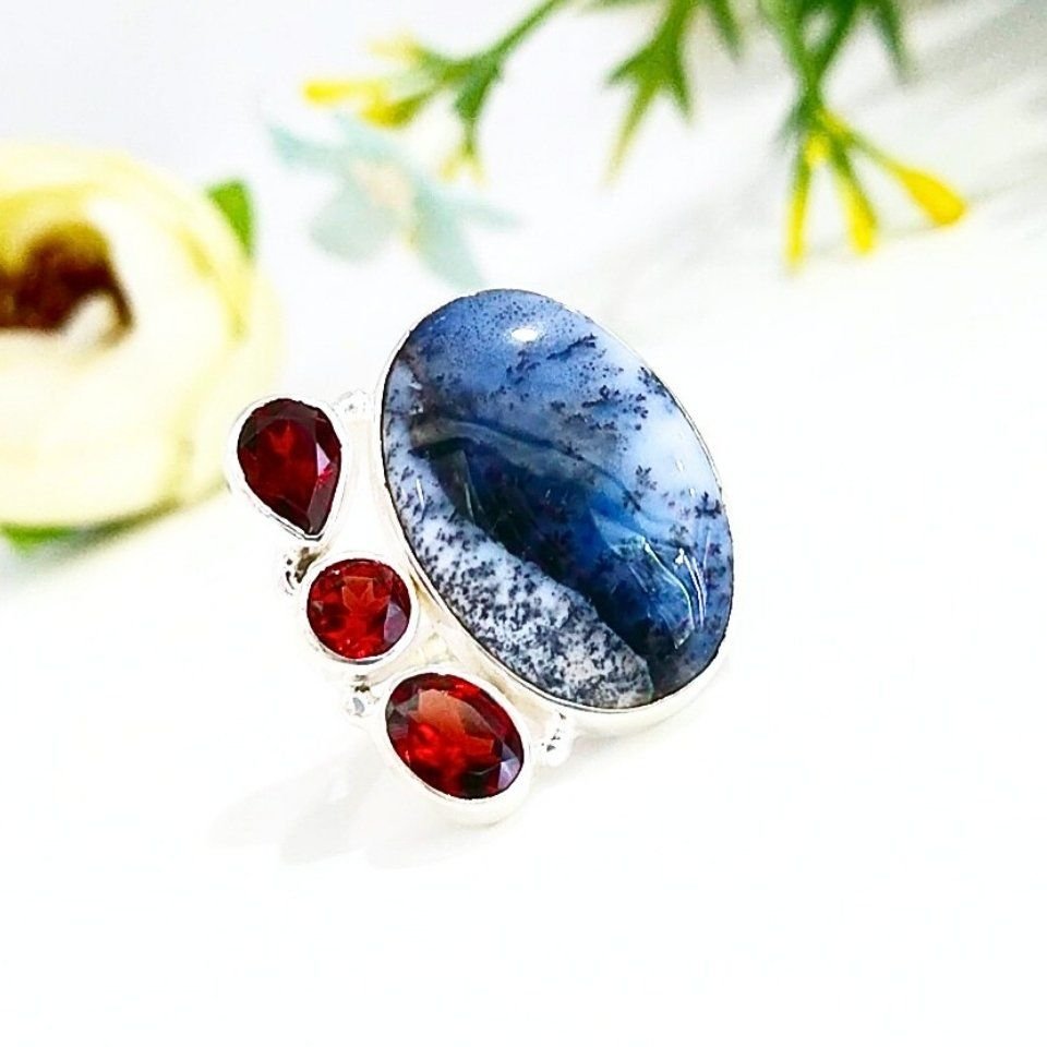 Ring mit Merlinit-Stein und besonderem Design