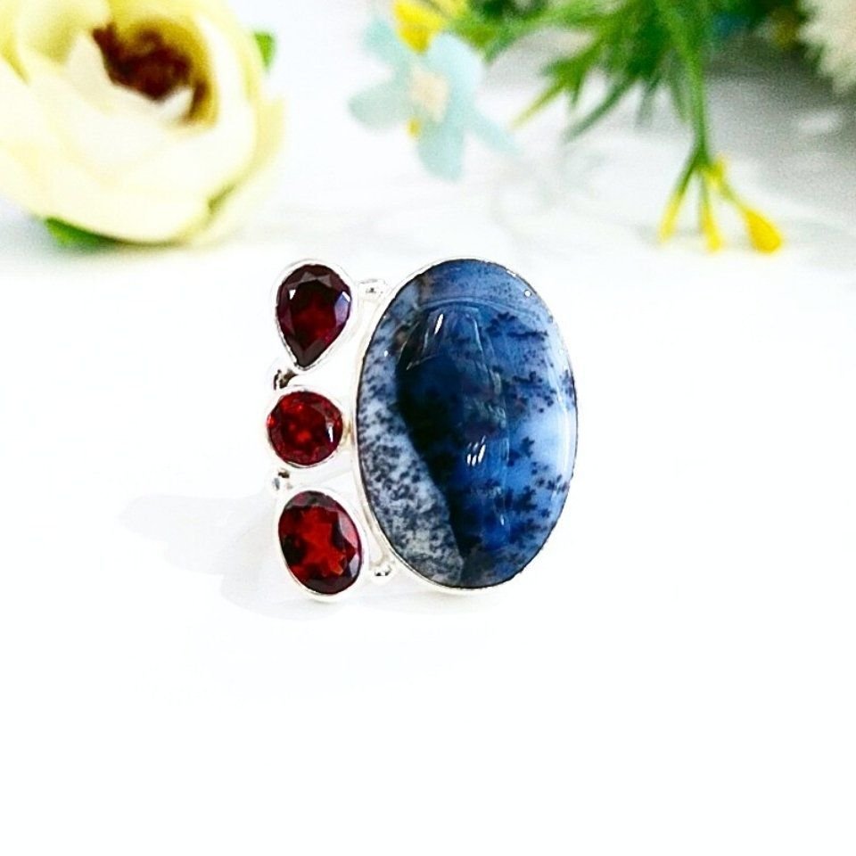 Ring mit Merlinit-Stein und besonderem Design