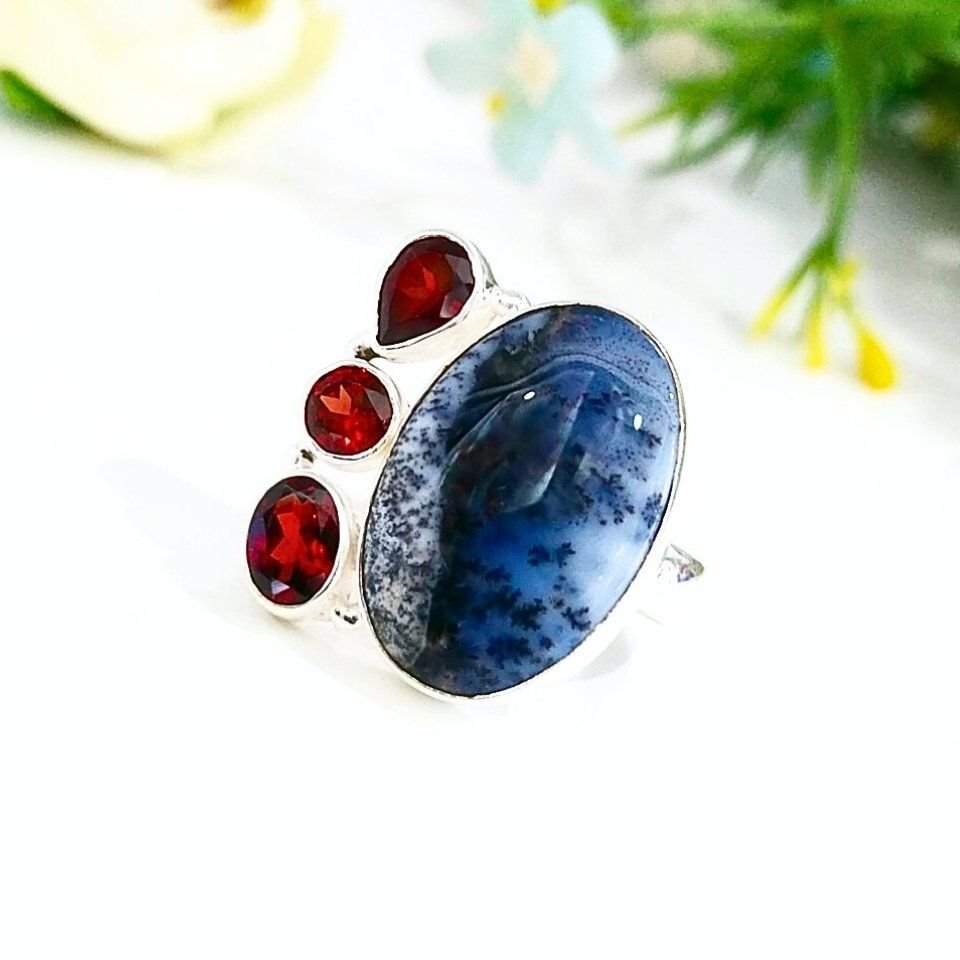 Ring mit Merlinit-Stein und besonderem Design