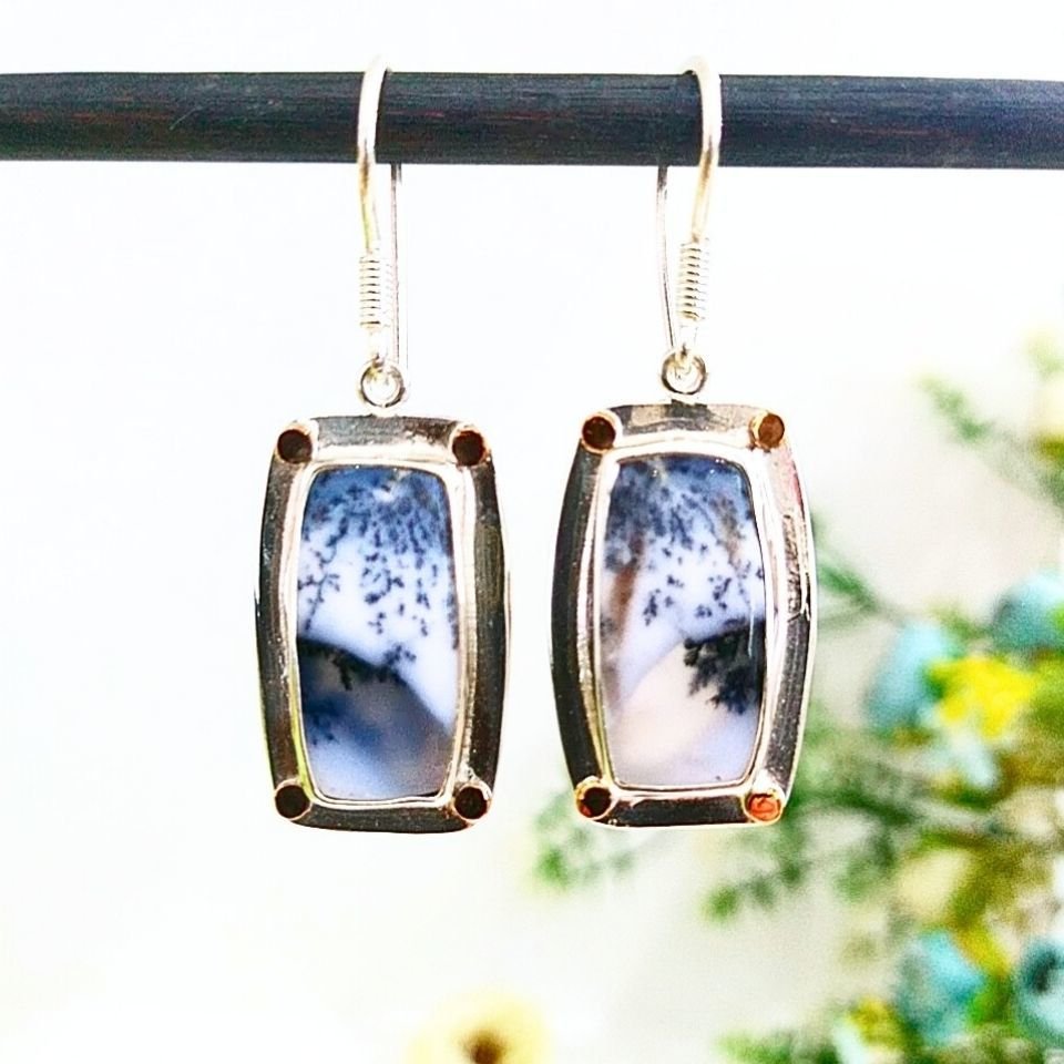 Ohrringe mit Merlinit-Stein und besonderem Design