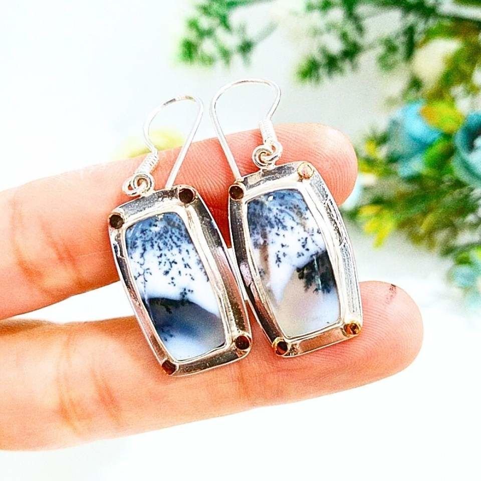 Ohrringe mit Merlinit-Stein und besonderem Design