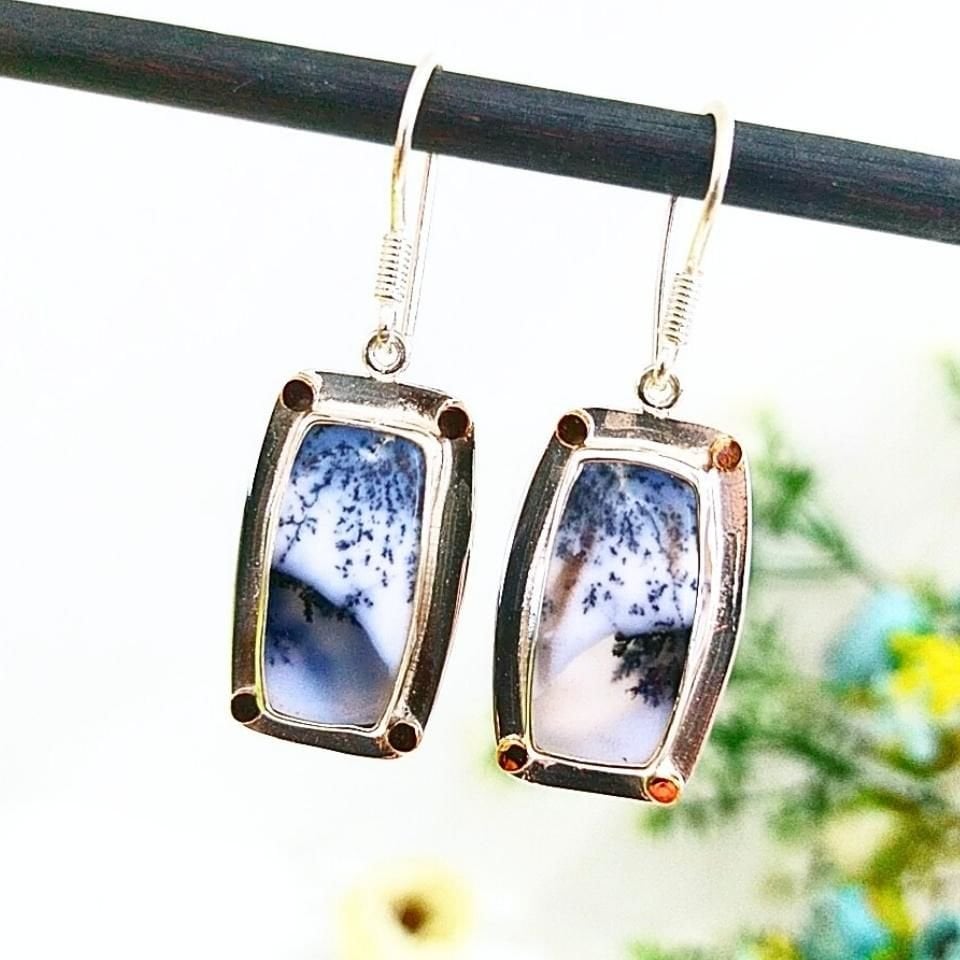 Ohrringe mit Merlinit-Stein und besonderem Design