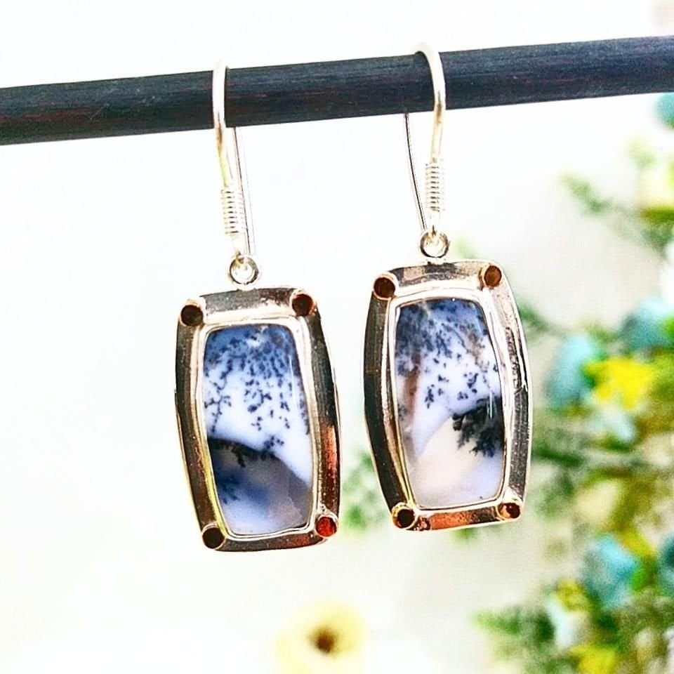 Ohrringe mit Merlinit-Stein und besonderem Design