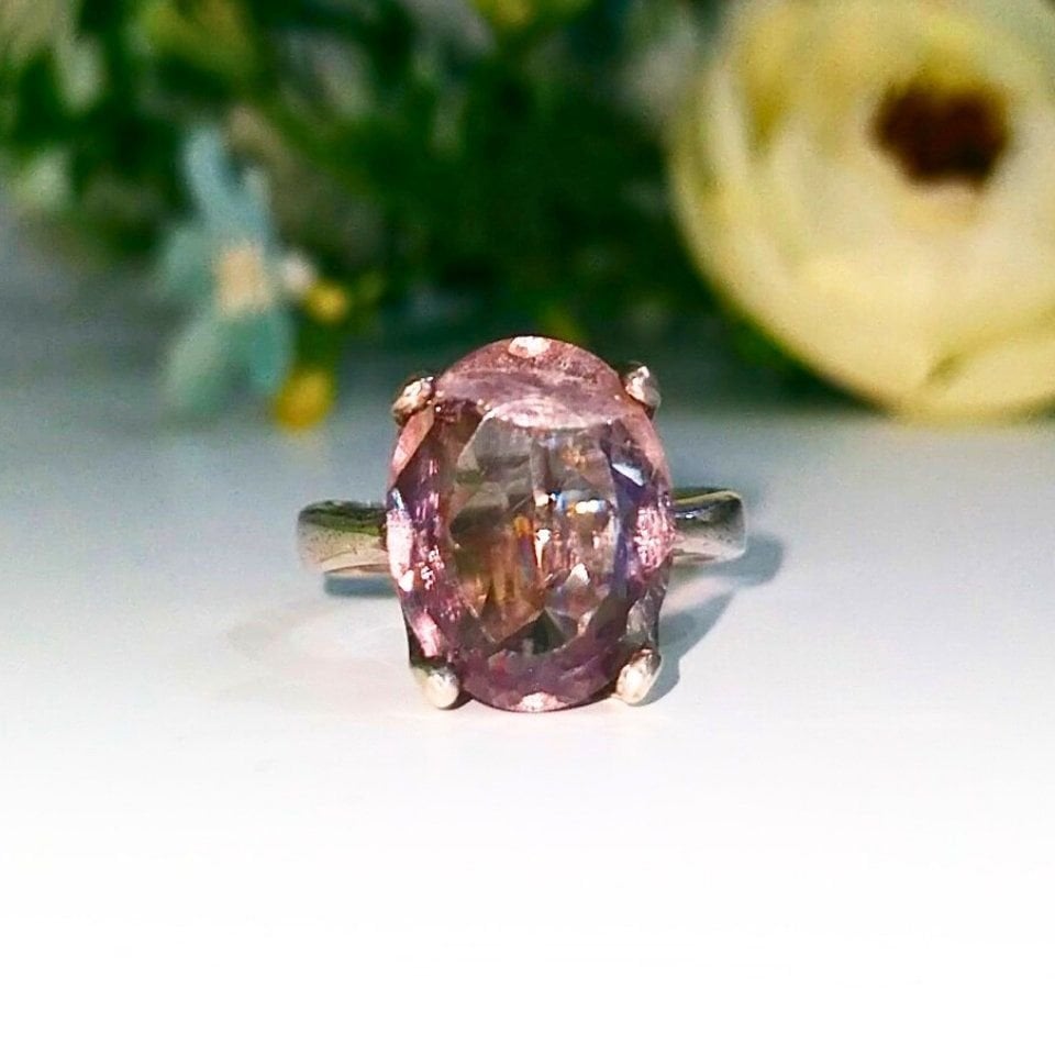 Diaspore-Stein-Ring mit besonderem Design