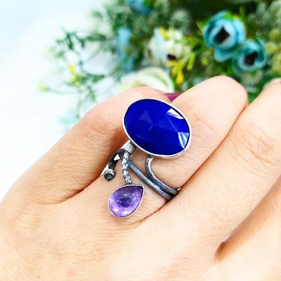Ring aus Natursteinen mit Lapislazuli und Amethyst