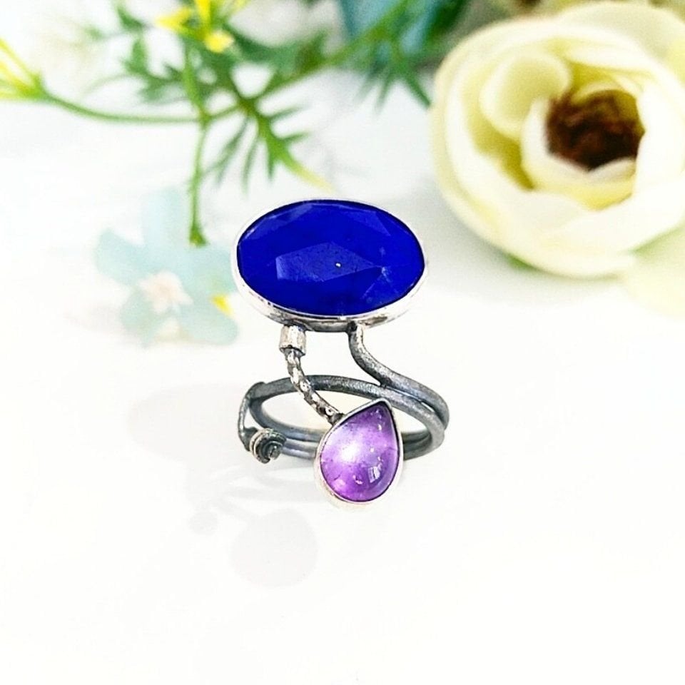 Ring aus Natursteinen mit Lapislazuli und Amethyst