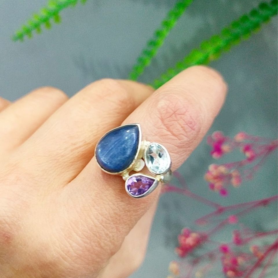 Kyanit-Stein-Ring mit besonderem Design
