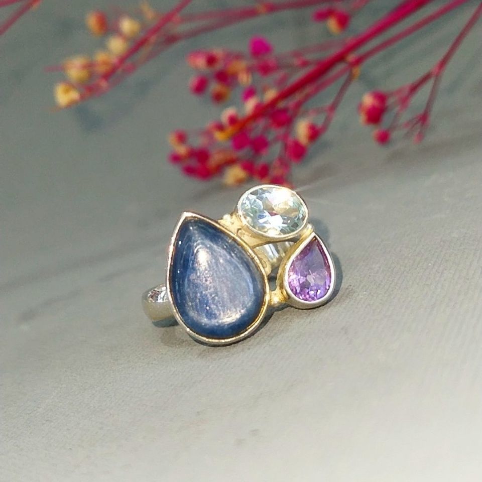 Kyanit-Stein-Ring mit besonderem Design