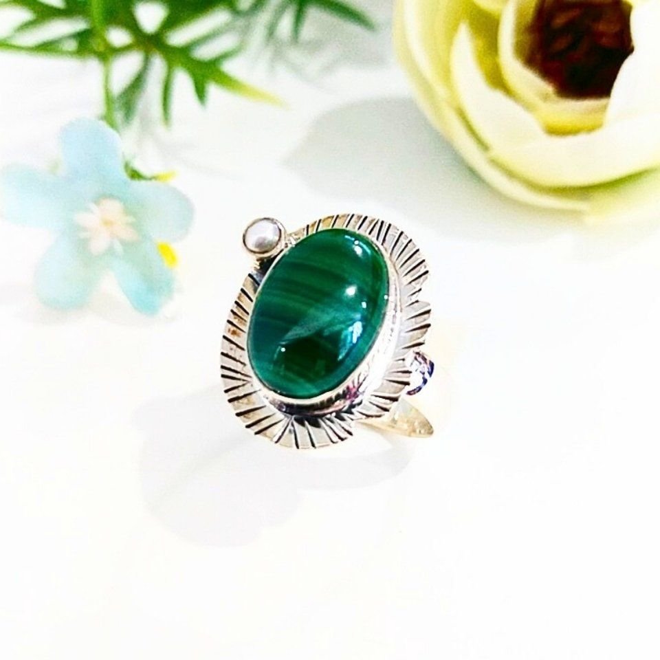 Malachit-Stein-Ring mit besonderem Design – OTS947