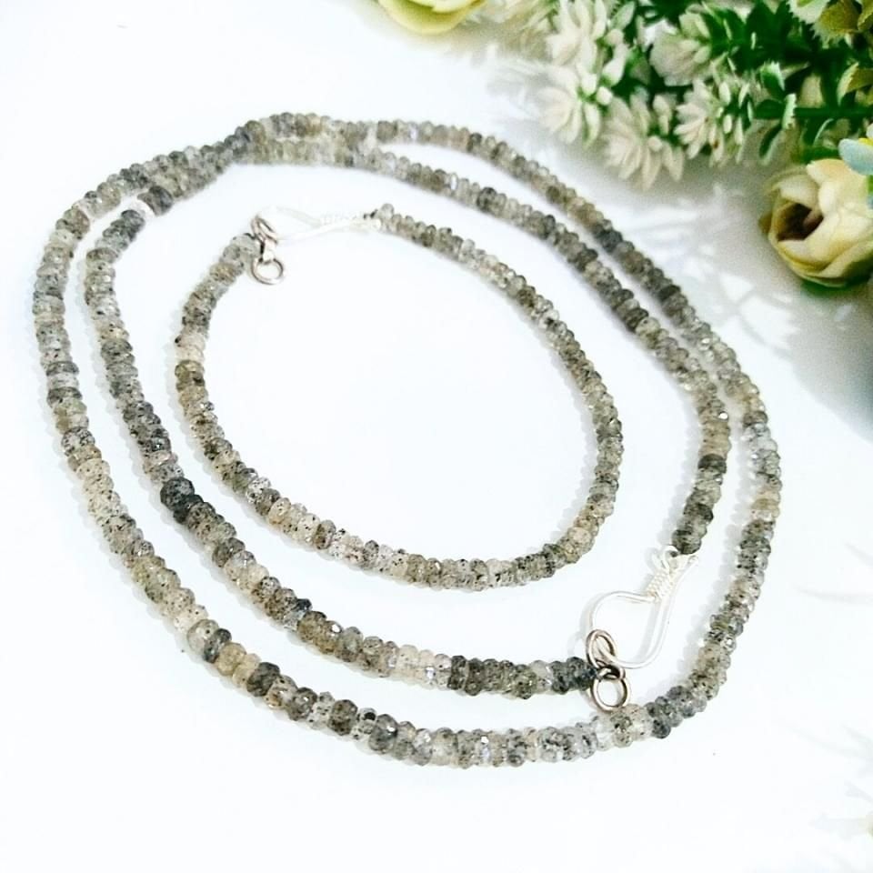 Halskette und Armband aus Naturstein mit Herkimer-Diamanten