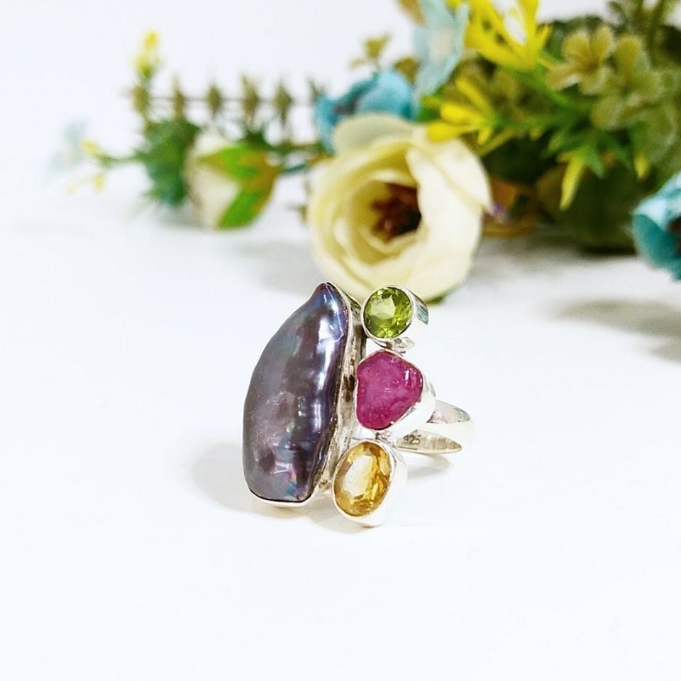 Schwarzer Barockperlenring mit besonderem Design