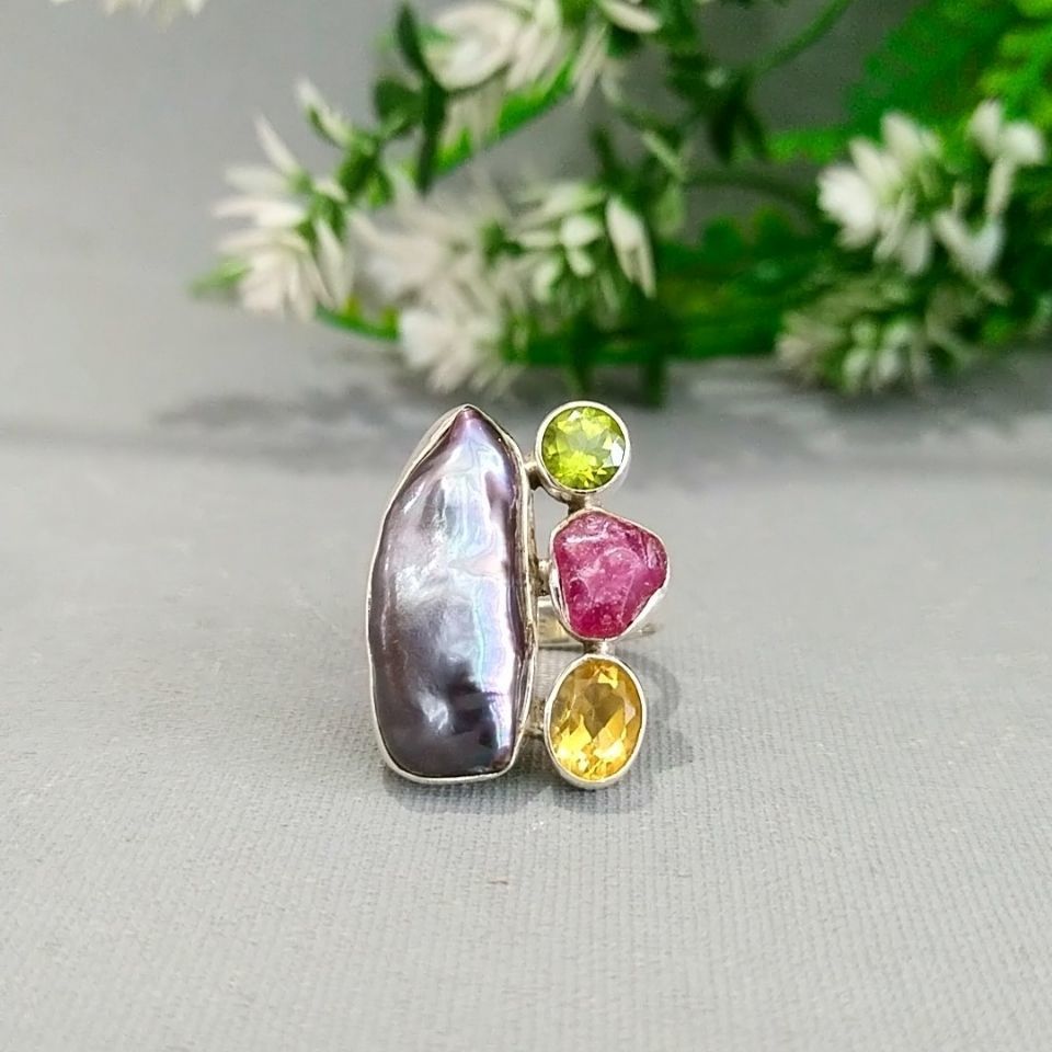 Schwarzer Barockperlenring mit besonderem Design