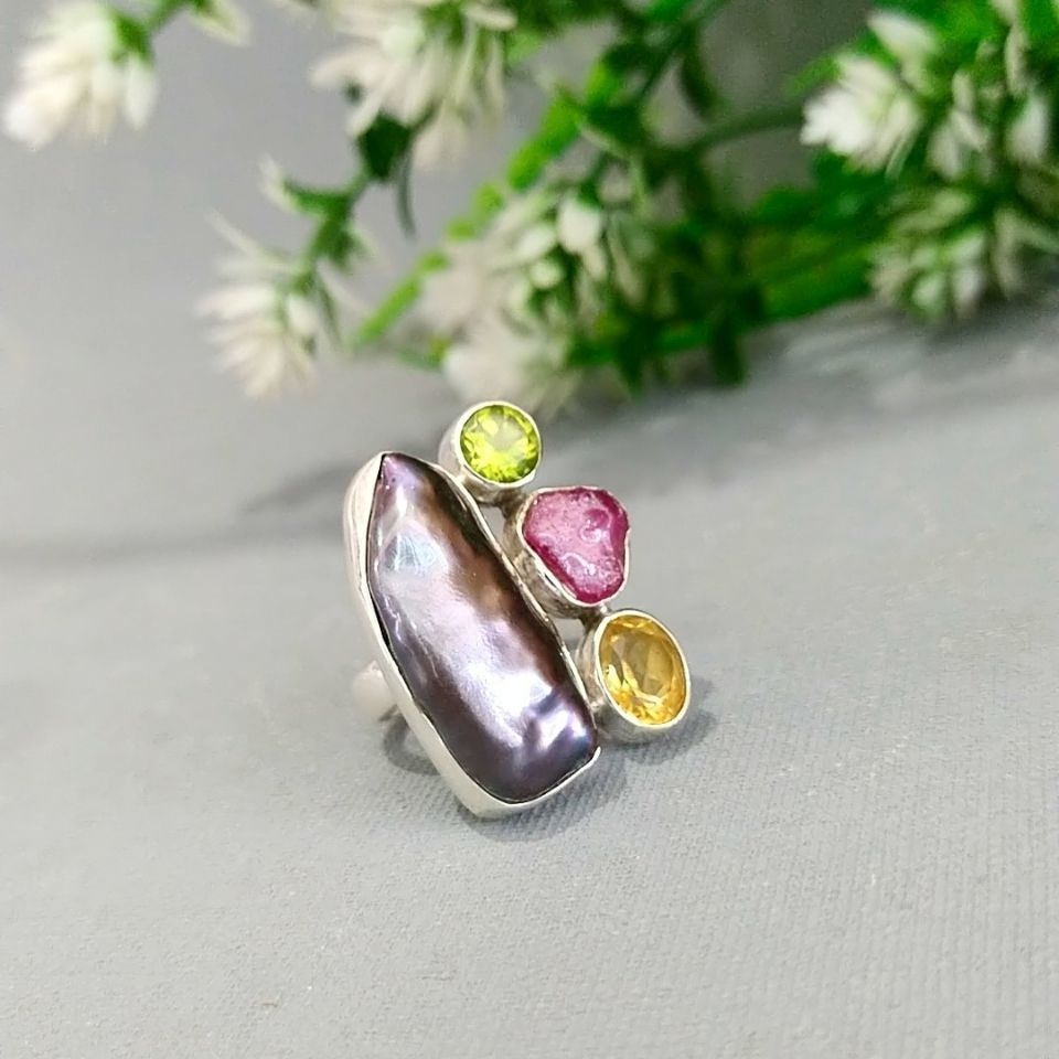 Schwarzer Barockperlenring mit besonderem Design