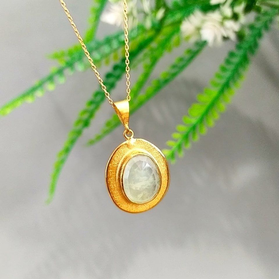 Prinayt-Stein-Halskette mit besonderem Design